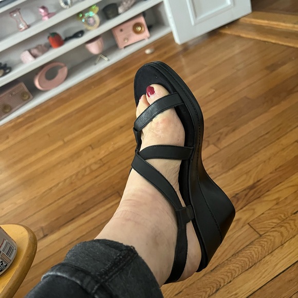 like new Aerosole wedges. Hip yet comfie  great with suit , dress or jeans . - Picture 3 of 6